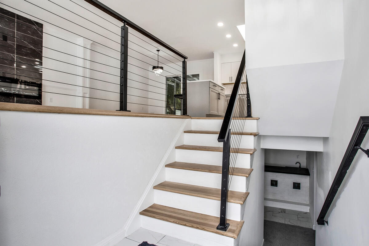 Modern staircase with cable railing